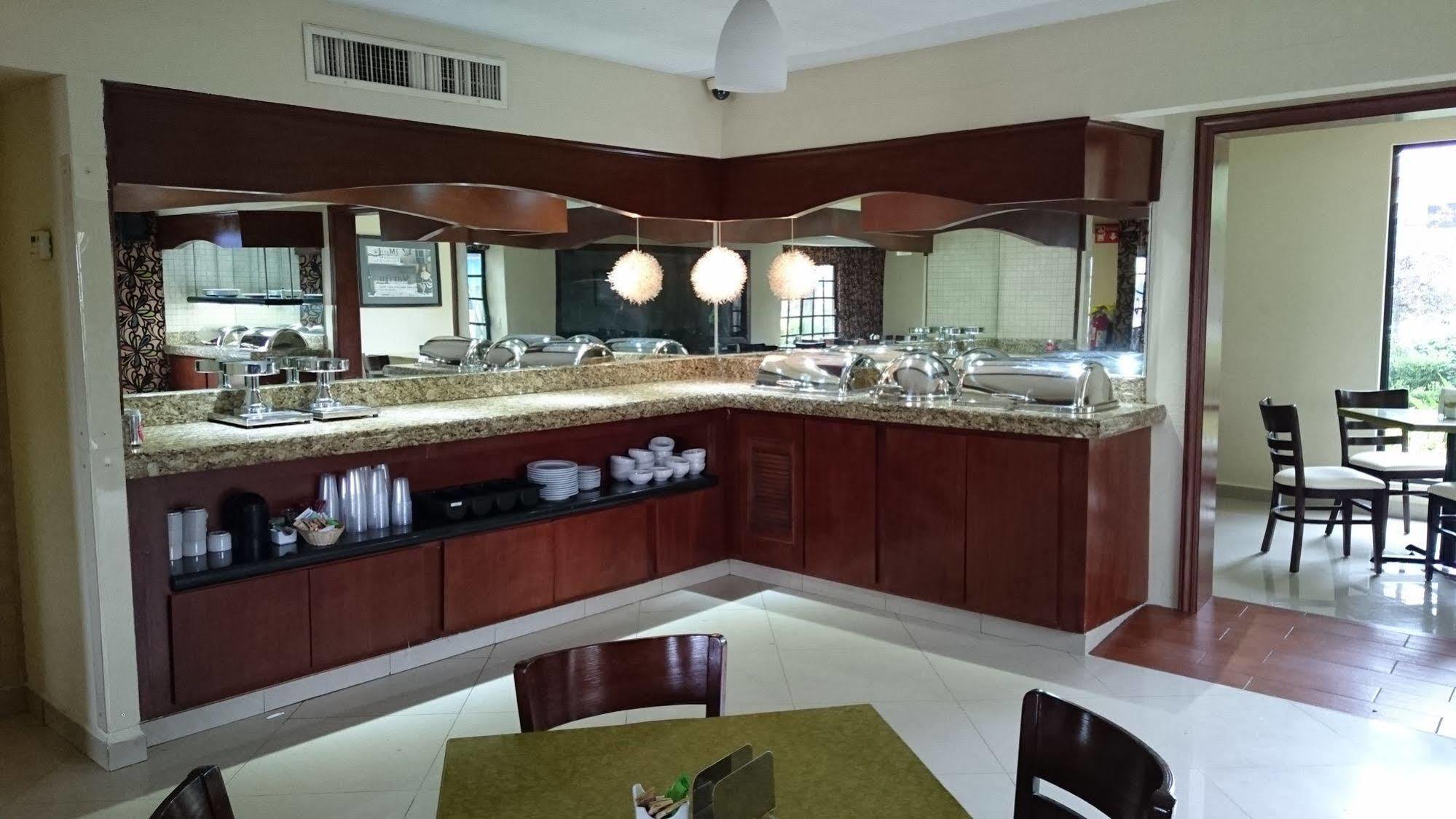 Quinta Dorada Hotel & Suites Saltillo Eksteriør billede